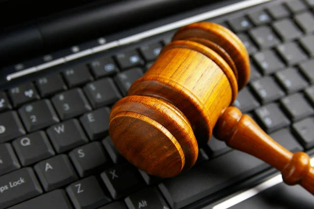 Każdy użytkownik internetu, a w szczególności osoby aktywnie go tworzące jak blogerzy, powinny znać chociaż podstawy prawa
