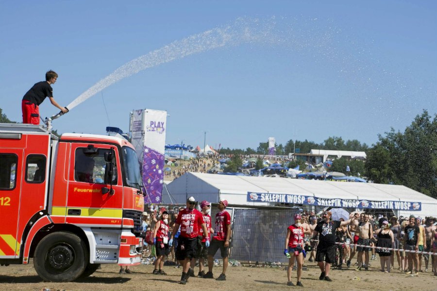 Niemieccy strażacy z Berlina polewają uczestników festiwalu Pol'and'Rock.
