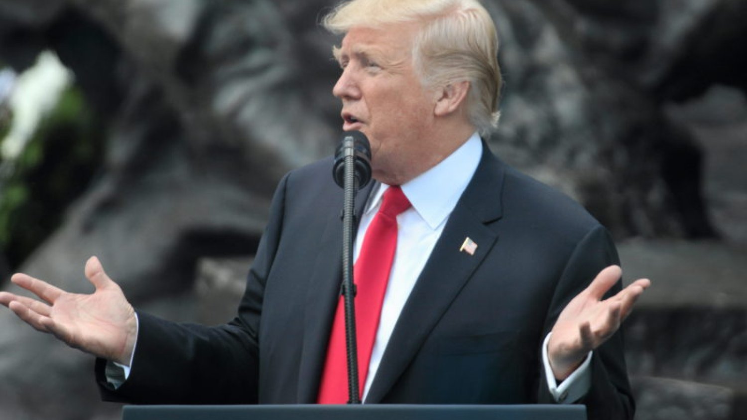Donald Trump nie mógł przy okazji zamachu nie przekazać swoich poglądów.
