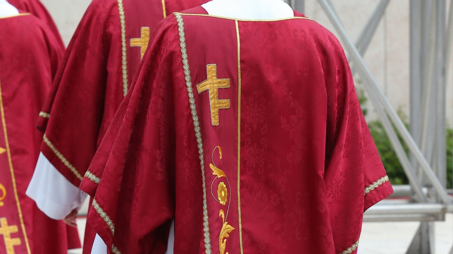 Zwłoki mężczyzny w mieszkaniu księdza. Ujawniono, co miało dziać się tam w nocy księża