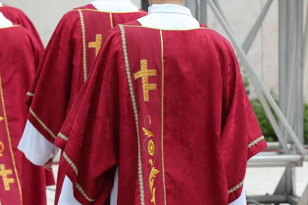 Zwłoki mężczyzny w mieszkaniu księdza. Ujawniono, co miało dziać się tam w nocy księża