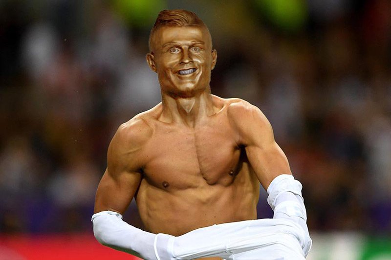 Rzeźba Cristiano Ronaldo stałą się natychmiast tematem memów.