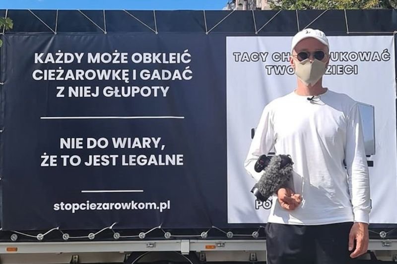 Krzysztof Gonciarz rozpoczął akcję z oklejoną furgonetką. To reakcja na samochody z nienawistnymi hasłami o LGBT.