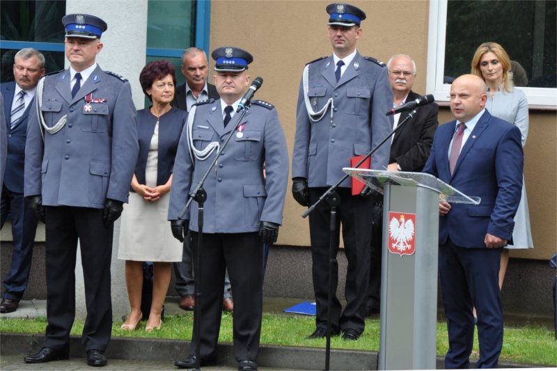 Sławomir Koniuszy, przewodniczący ZW NSZZ Policji w Olsztynie (przy mównicy) jest jednym ze związkowców, którzy nie mogli przemawiać podczas obchodów święta policji w Polsce