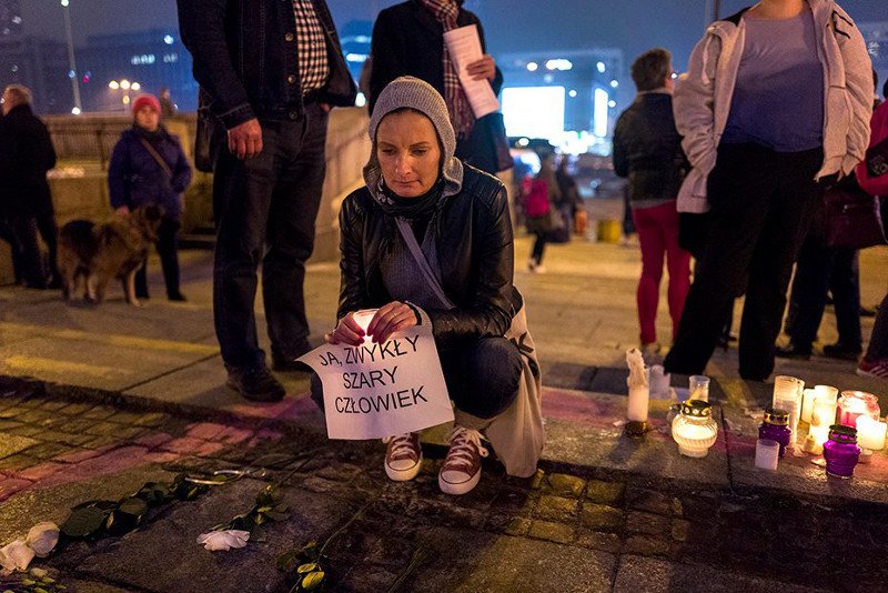 Chris Nidenthal udokumentował czuwanie po akcie samospalenia przed Pałacem Kultury i Nauki. 54-letni Piotr podpalił się w proteście przeciwko PiS w czwartek po południu 19 października 2017 r.
