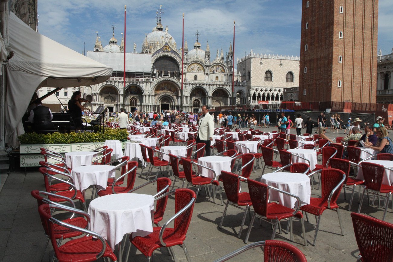 We Włoszech od piątku obowiązują przepustki COVID-19 przy wstępie do barów, restauracji, kin czy muzeów.