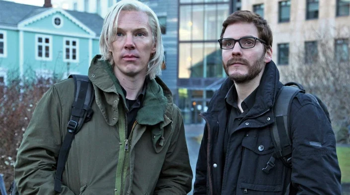 Kadr z filmu "Piąta władza". Po lewo Benedict Cumberbatch jako Julian Assange, po prawo Daniel Brühl jako Daniel Berg.
