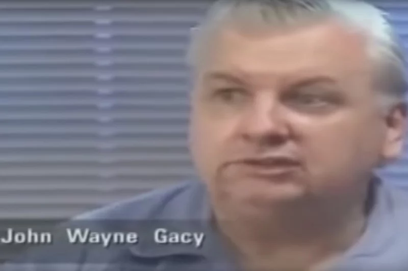 Seryjny zabójca w amerykańskim więzieniu niedługo przed wykonaniem wyroku kary śmierci. Kadr z filmu dokumentalnego "Sociopath Series: John Wayne Gacy (Pogo the killer clown)".
