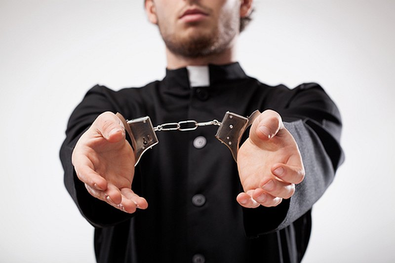 Przestępstwa [url=http://www.shutterstock.com/pl/pic-182842799/stock-photo-young-christian-priest-in-cassock-arrested-and-handcuffed.html?src=is6kWXfAq94Jk258WtDXbA-1-0]księży pedofilów[/url] kosztowały amerykański Kościół prawie 3 mld dolarów.