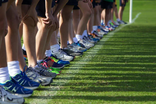 Na wf wygodne i sportowe obuwie? Niepisanym wymogiem jest też dobra marka.
