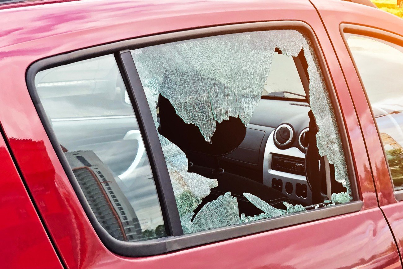 Ubezpieczenie szyb zapewnia ochronę w razie uszkodzeń powstałych wskutek szerokiego katalogu okoliczności: wypadków, aktów wandalizmu, działania sił natury i przypadków losowych. Polisa sprzedawana jest jako dodatek do OC oraz pakietu OC/AC