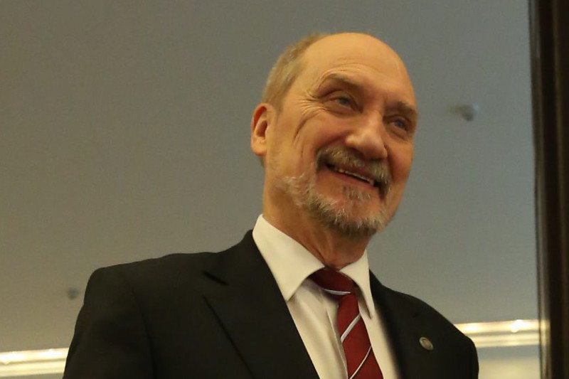 Granica śmieszności została przekroczona. Nazwisko Macierewicza umieszczono na tablicy pamiątkowej na... żłobku.