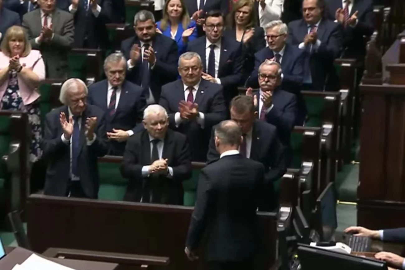 Andrzej Duda w Sejmie rękę podał najpierw Mariuszowi Błaszczakowi Andrzej Duda w Sejmie rękę podał najpierw Mariuszowi Błaszczakowi