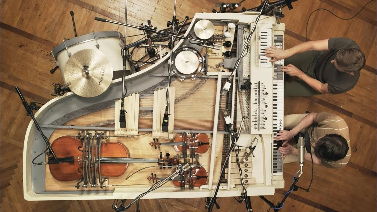 Zespół zgromadził 20 instrumentów w jednym fortepianie. I to działa!