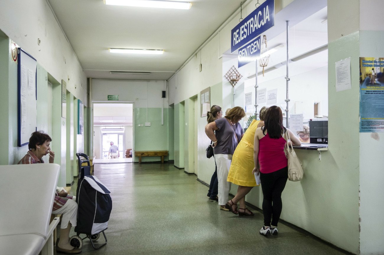 Kolejki do specjalistów czy na badania na NFZ nie maleją. Nadal to średnio kilka miesięcy czekania.
