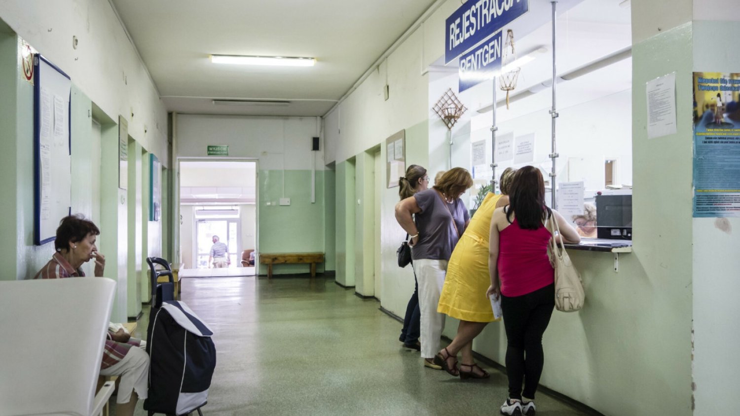 Kolejki do specjalistów czy na badania na NFZ nie maleją. Nadal to średnio kilka miesięcy czekania.
