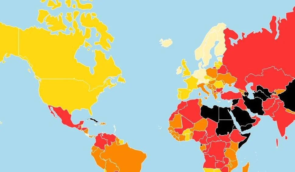 Im ciemniejszy kolor, tym mniejsza wolność mediów (ranking Reporterów Bez Granic).