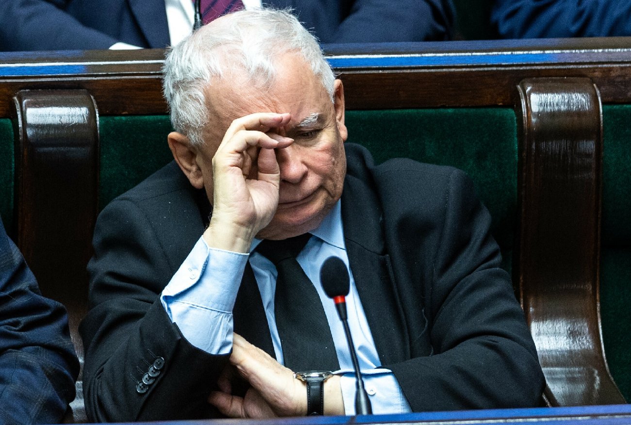 Sondaż. Kaczyński i Tusk ze spadkiem poparcia. Rośnie Hołownia.