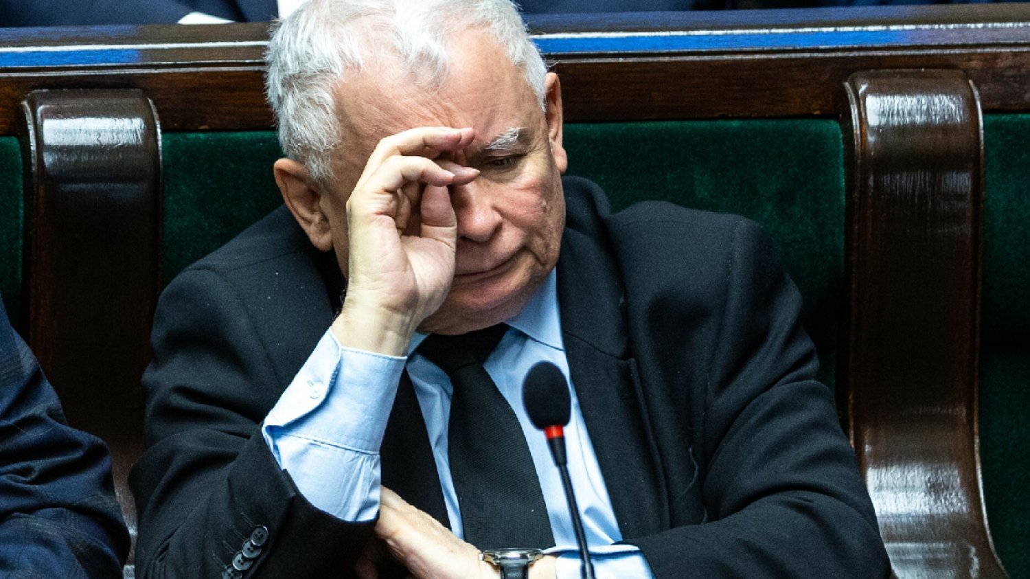 Sondaż. Kaczyński i Tusk ze spadkiem poparcia. Rośnie Hołownia.