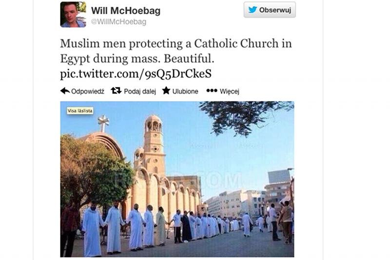 Muzułmanie próbują obronić chrześcijański kościół w czasie zamieszek.