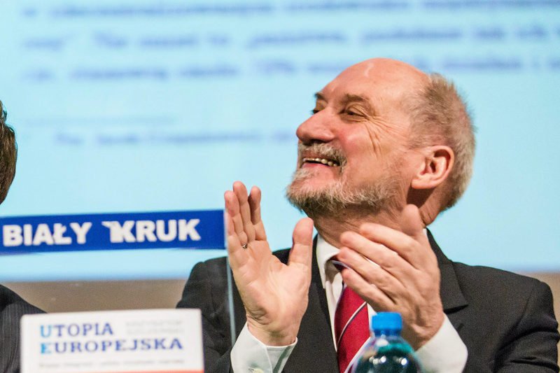 Antoni Macierewicz twierdzi, że piloci próbowali wyrwać polską delegację z zasadzki w Smoleńsku.