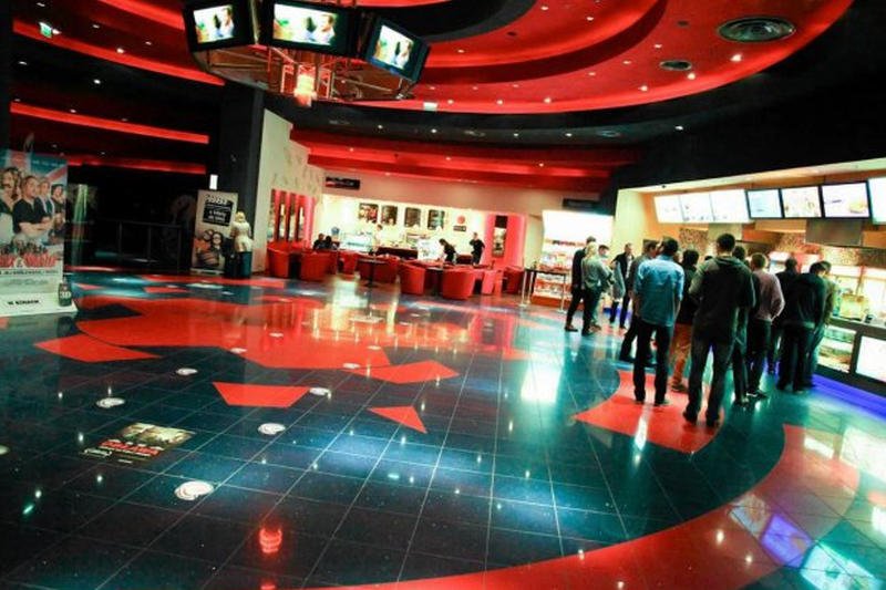 Przekręty, marne pensje, sprzątanie toalet, zapach popcornu i darmowe seanse. Poznaj kulisy pracy w kinie