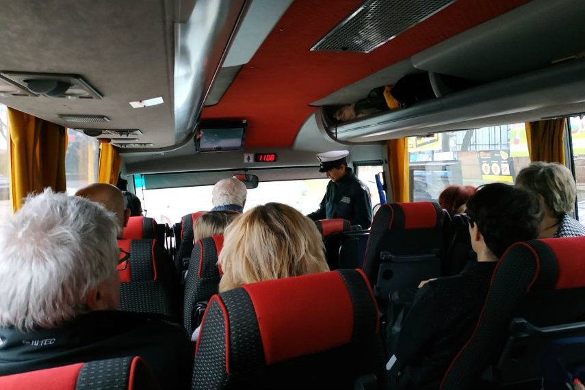 Inspekcja Transportu Drogowego sprawdzała autokar z Lublina, którym do Warszawy jechali uczestnicy Marszu Tysiąca Tóg.