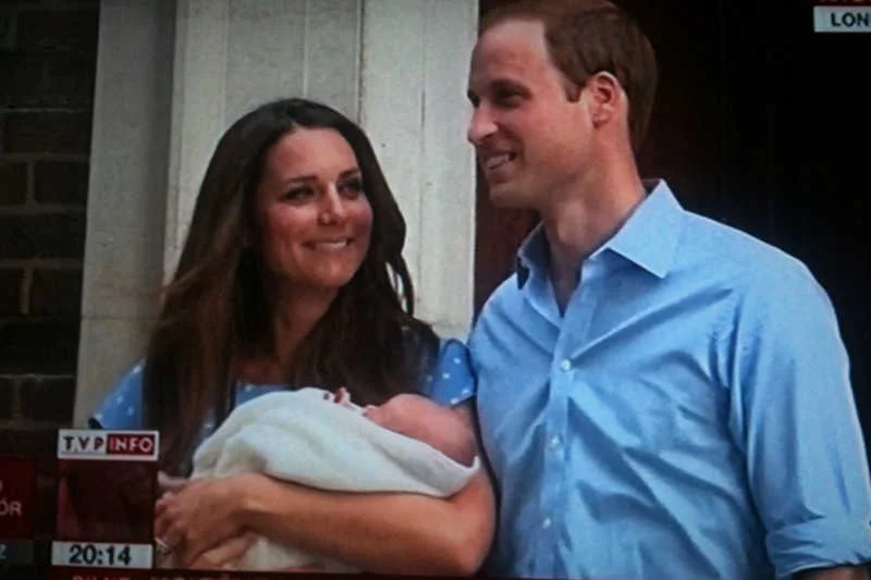 Księżna Kate i książę William z synem przed szpitalem św. Marii