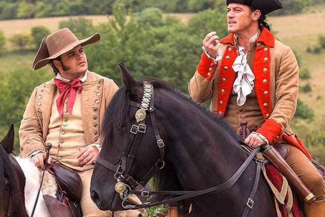 Josh Gad (z lewej) gra pierwszą gejowską postać w historii filmów Disneya.