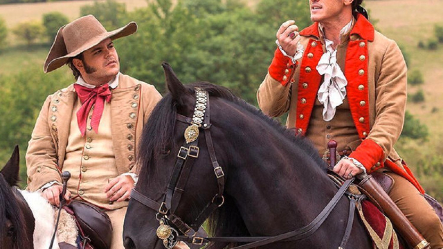 Josh Gad (z lewej) gra pierwszą gejowską postać w historii filmów Disneya.
