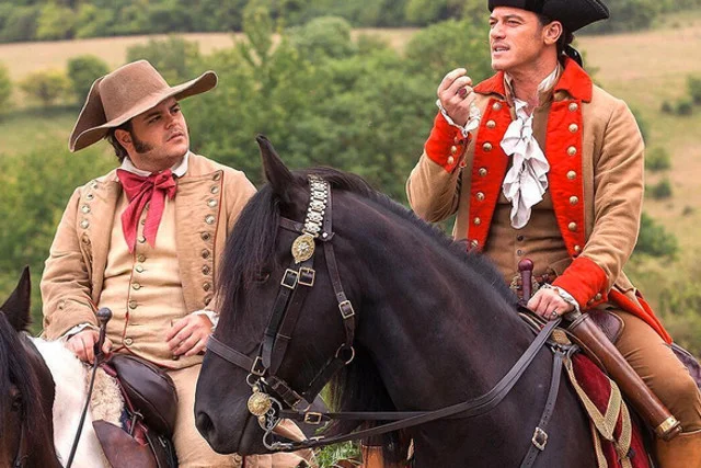 Josh Gad (z lewej) gra pierwszą gejowską postać w historii filmów Disneya.