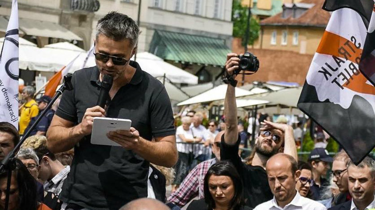 Maciej Zakościelny zabrał głos na Placu Zamkowym.