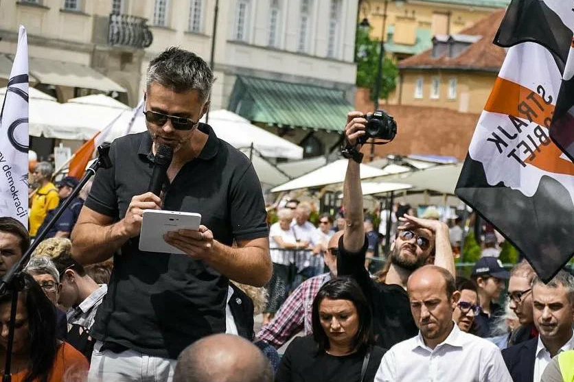Maciej Zakościelny zabrał głos na Placu Zamkowym.