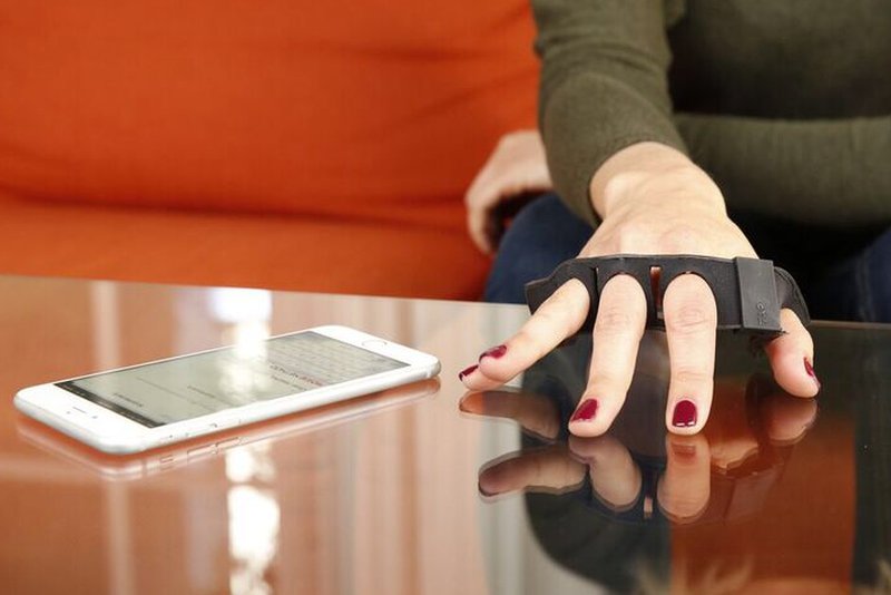 Tap Strap pozwala użytkownikowi całkowicie zrezygnować z klasycznej klawiatury i pisać praktycznie na każdej powierzchni.