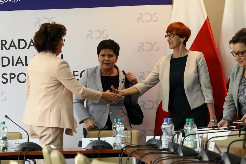 Dorota Gardias, Beata Szydło, Elżbieta Rafalska i Anna Zalewska na rozmowach w Centrum "Dialog" ws. strajku nauczycielskiego.
