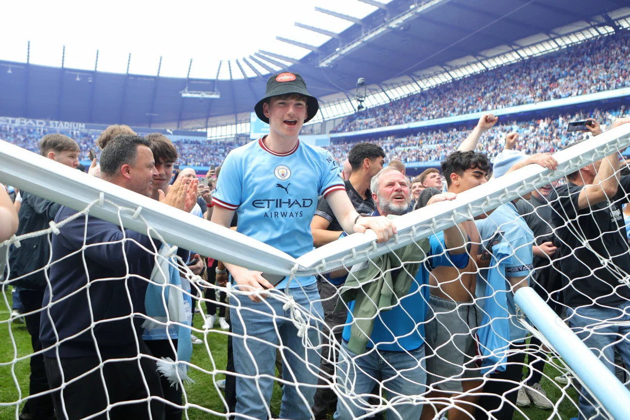 Kibice Manchesteru City tak bardzo cieszyli się ze zdobytego tytułu mistrzowskiego, że m.in. złamali poprzeczkę bramki.
