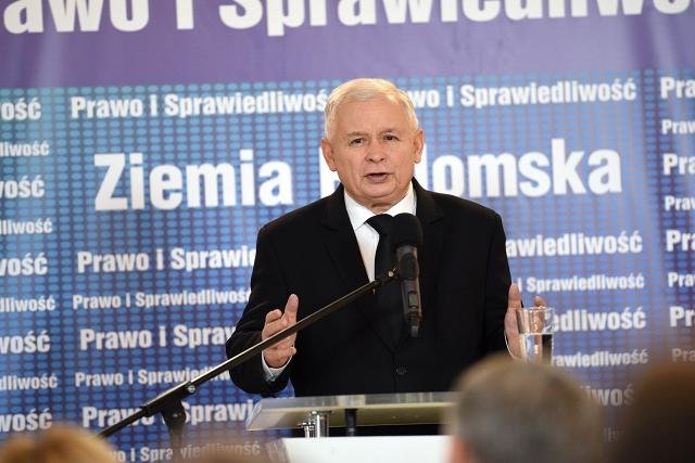 Elektorat PiS boi się uchodźców, żąda obrony tradycji