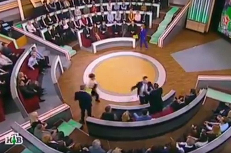 Polski dziennikarz Tomasz Maciejczuk znowu został pobity w rosyjskiej telewizji. Tym razem Rosjanom nie spodobała się jego ocena historii.