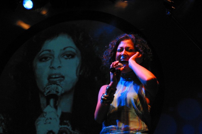 Anna Jantar (na zdjęciu w tle) i jej córka Natalia Kukulska, także piosenkarka. Festiwal Piosenki im. Anny Jantar we Wrześni (2004).