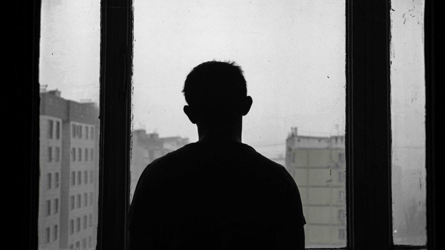 Długi zniszczyły im życie. "Psychicznie jestem wrakiem" Mężczyzna w oknie