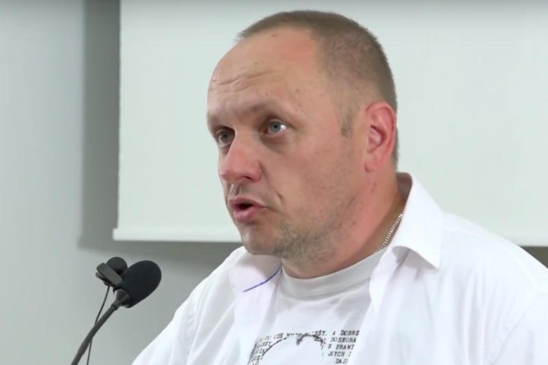 Rafał Porzeziński przemawia podczas konferencji "Ruchu czystych serc".