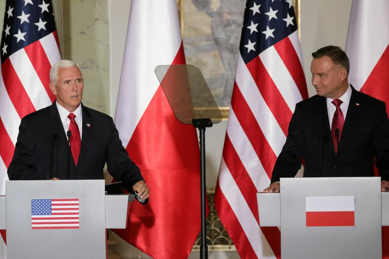 Andrzej Duda i Mike Pence zamiast mówić o wizach czy konkretnych umowach woleli opowiadać o huraganie.