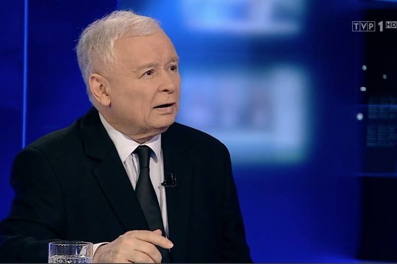 Jarosław Kaczyński znowu musi sprzątać po swoich "podwładnych". Po wycieku taśm z Morawieckim pojawi sie w TVP.