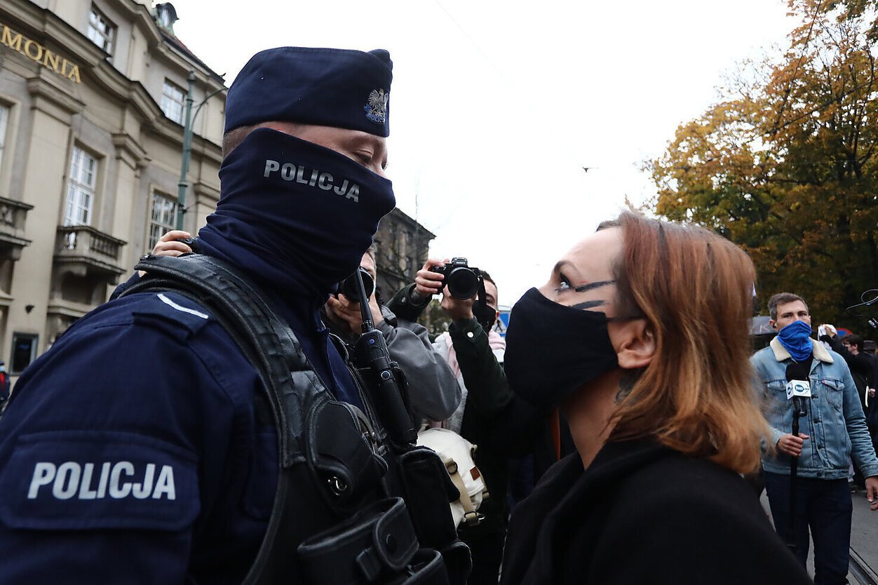 Strajk Kobiet 2020. Co robić, gdy zatrzyma Cię policja? Lista praw [VIDEO]