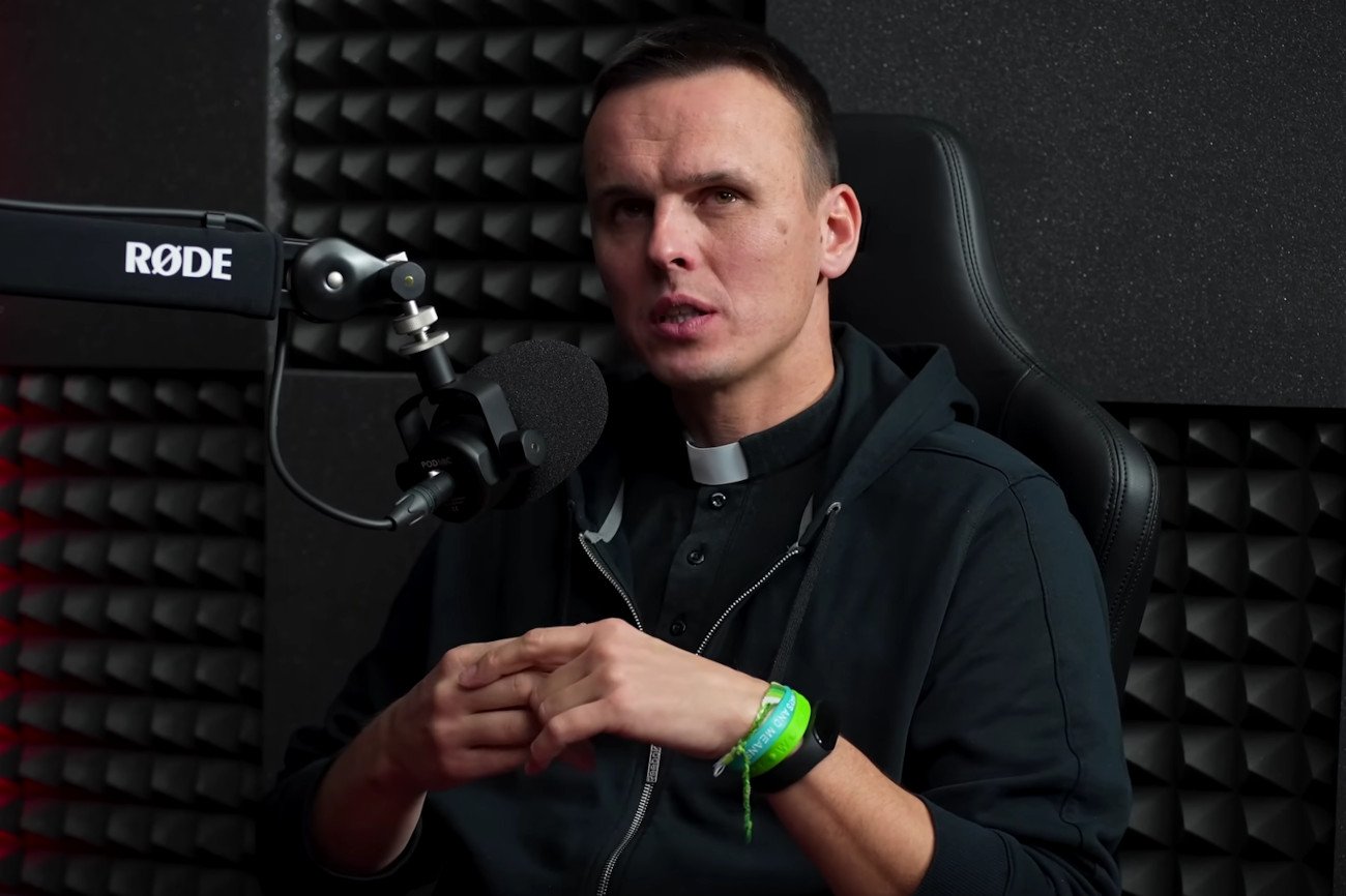 Popularny ksiądz z Tik-Toka ujawnił, ile zarabia. "Z parafii nie dostaję nic" Ksiądz Rafał Główczyński