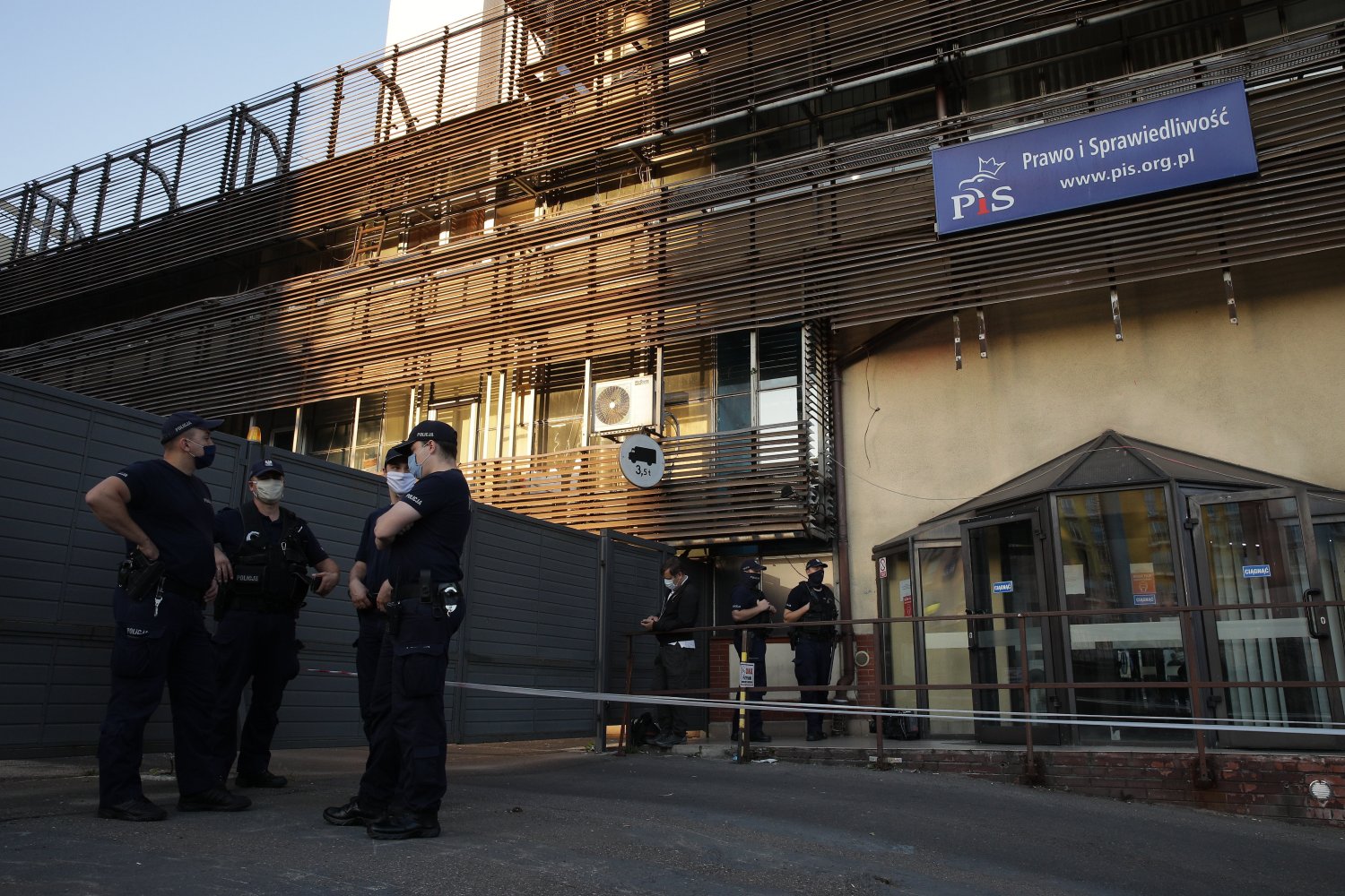 Onet.pl nazwał siedzibę PiS "obskurną". Joachim Brudziński zareagował germanofobicznym tweetem.