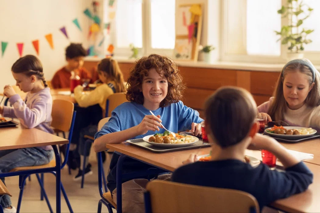 marnowanie jedzenia w szkolnych stołówkach: Klub Pomagania i Niemarnowania WINIARY