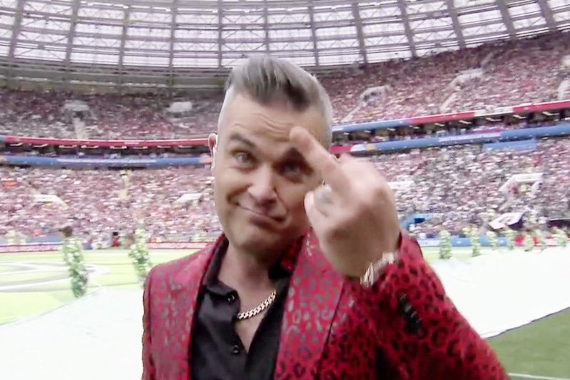 Piosenkarz Robbie Williams zszokował pół świata pokazując środkowy palec podczas ceremonii otwarcia mundialu w Rosji.