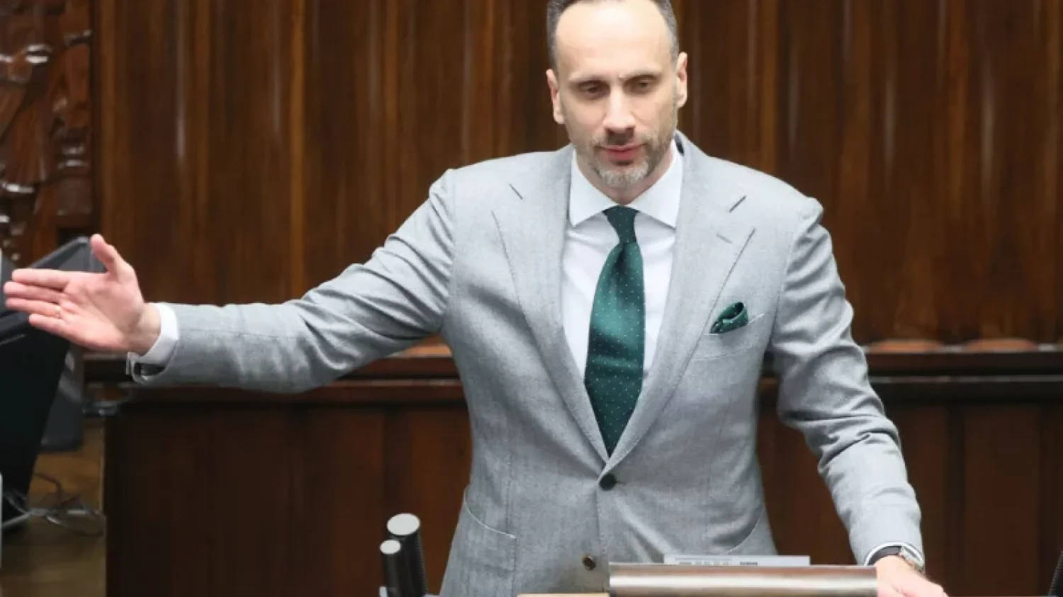 Janusz Kowalski tłumaczy obecność broni przy Zbigniewie Ziobro.