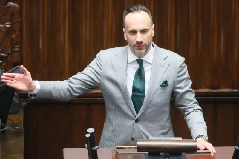 Janusz Kowalski tłumaczy obecność broni przy Zbigniewie Ziobro.